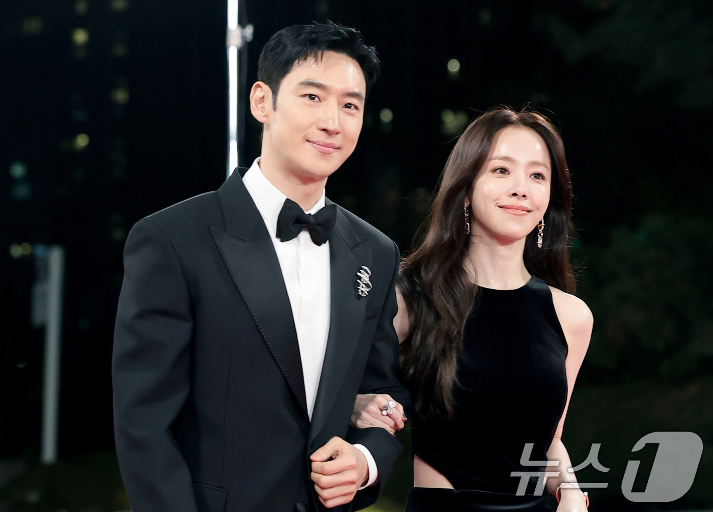 (서울=뉴스1) 권현진 기자 = 배우 이제훈과 한지민(오른쪽)이 19일 오후 서울 영등포구 KBS홀에서 열린 제46회 청룡영화상 시상식에 참석해 레드카펫을 밟고 있다. 2025.1 …