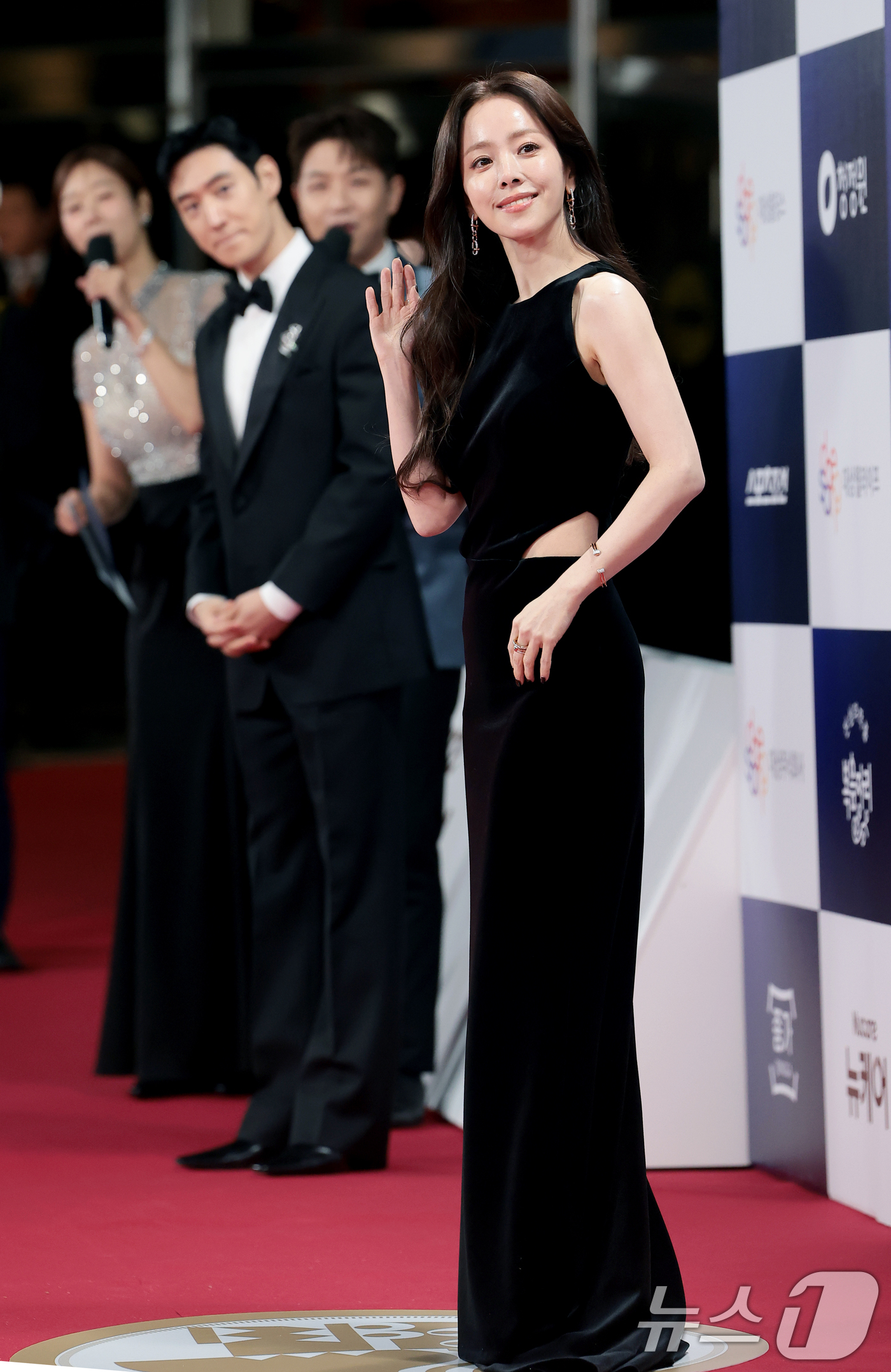 (서울=뉴스1) 권현진 기자 = 배우 한지민이 19일 오후 서울 영등포구 KBS홀에서 열린 제46회 청룡영화상 시상식 레드카펫 행사에 참석해 포즈를 취하고 있다. 2025.11.1 …