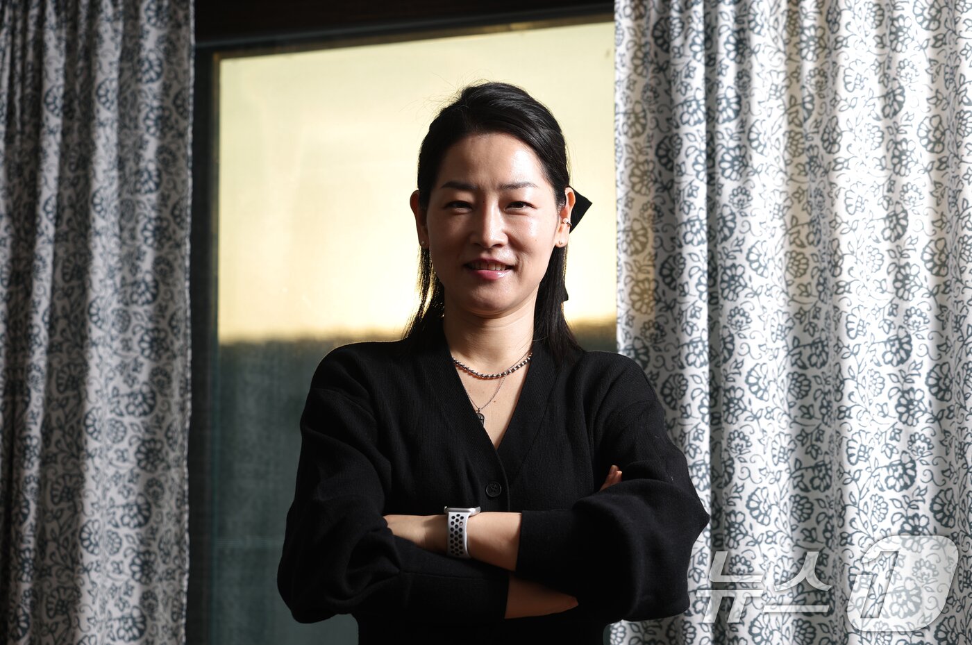 본문 이미지 - 이선희 명창이 19일 경기 안양시 만안구에 위치한 개인 작업실에서 진행된 뉴스1과의 인터뷰에 앞서 포즈를 취하고 있다. ⓒ News1 김영운 기자