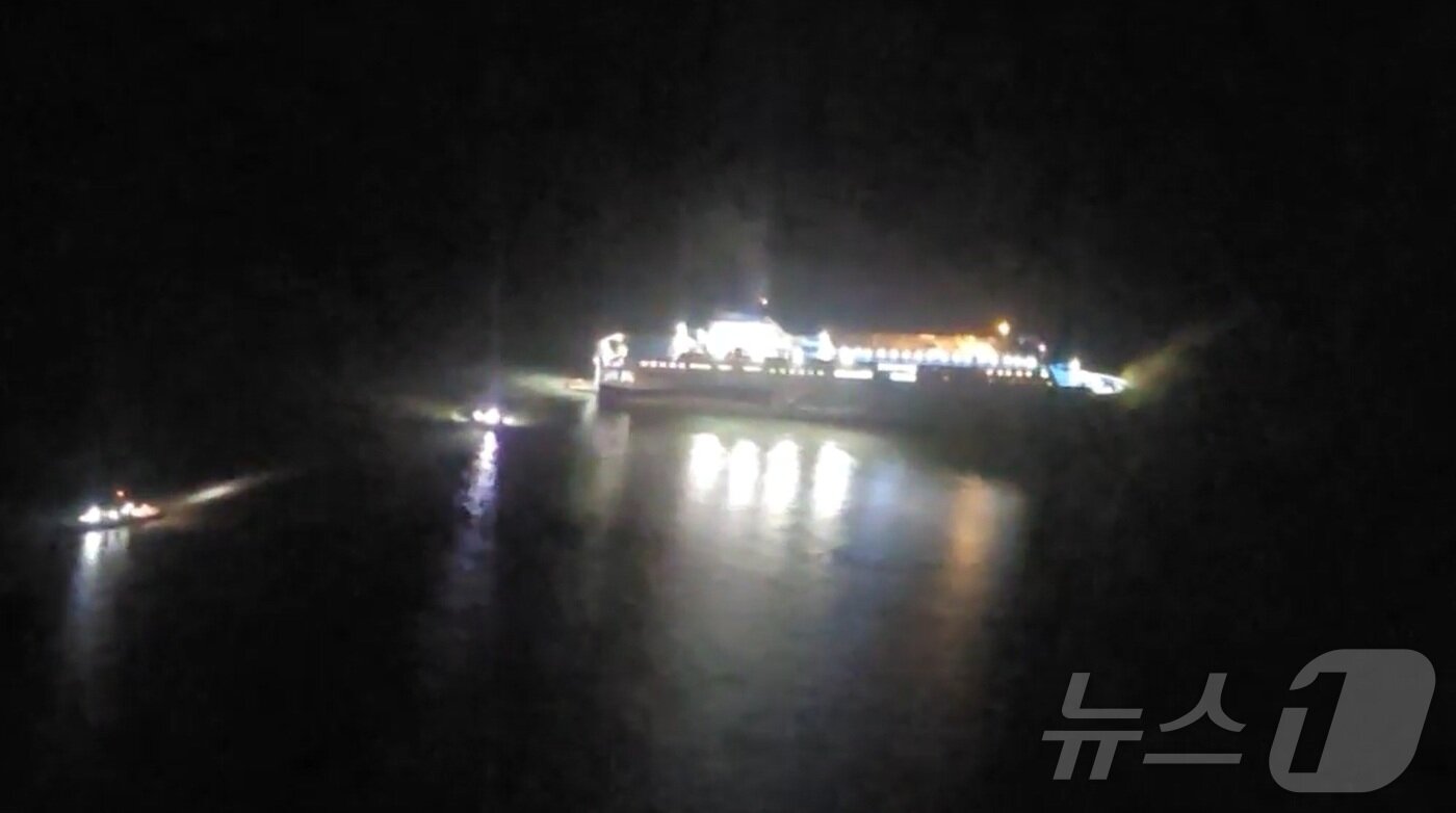 본문 이미지 - 19일 오후 8시 16분쯤 전남 신안군 장산면 족도에 260여명이 탑승한 여객선이 좌초돼 해경이 구조 작업을 벌이고 있다. &#40;목포해경 제공. 재판매 및 DB 금지&#41; 2025.11.19/뉴스1