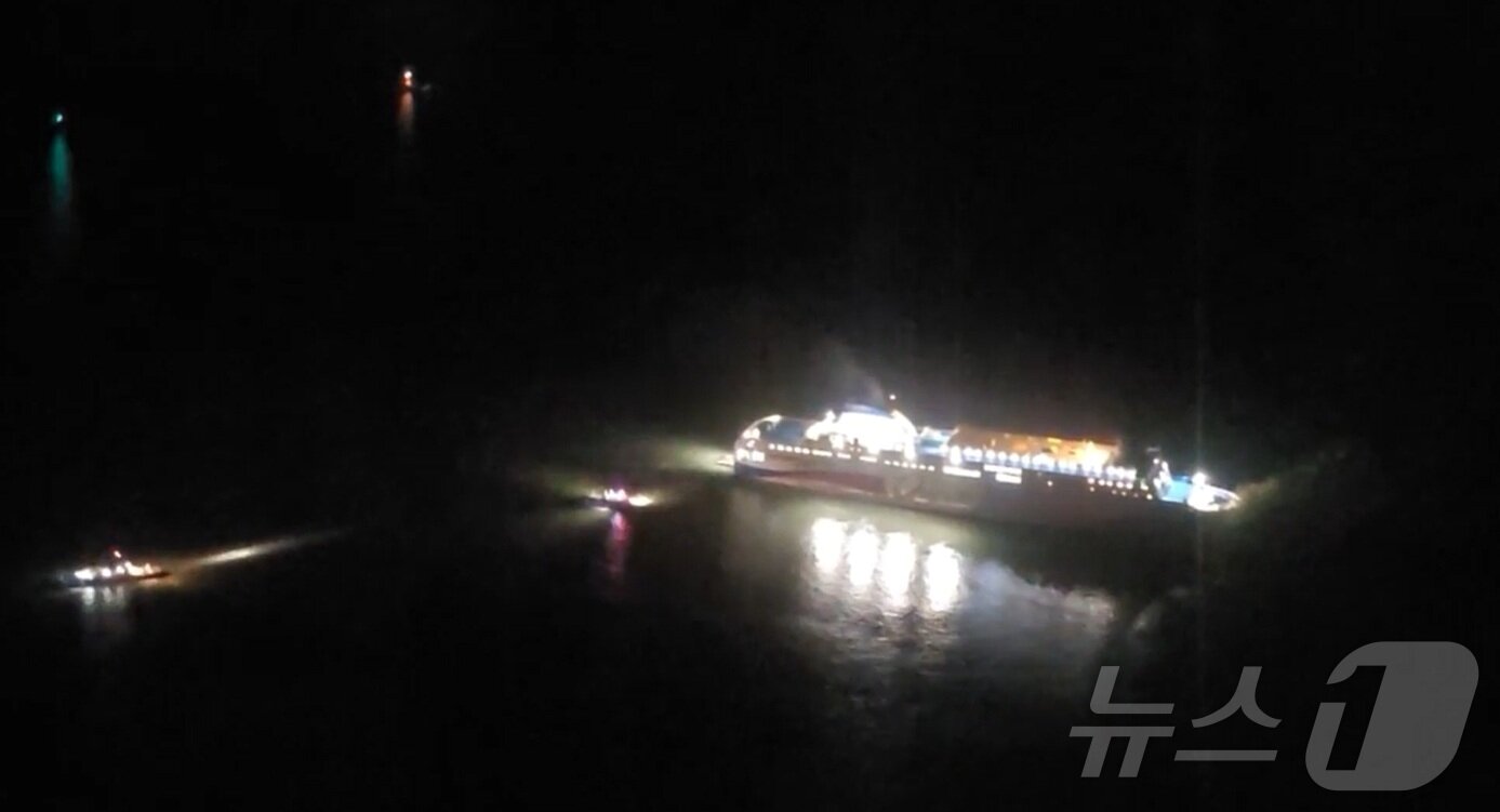 본문 이미지 - 19일 오후 8시 16분쯤 전남 신안군 장산면 족도에 260여명이 탑승한 여객선이 좌초돼 해경이 구조 작업을 벌이고 있다. &#40;목포해경 제공. 재판매 및 DB 금지&#41; 2025.11.19/뉴스1