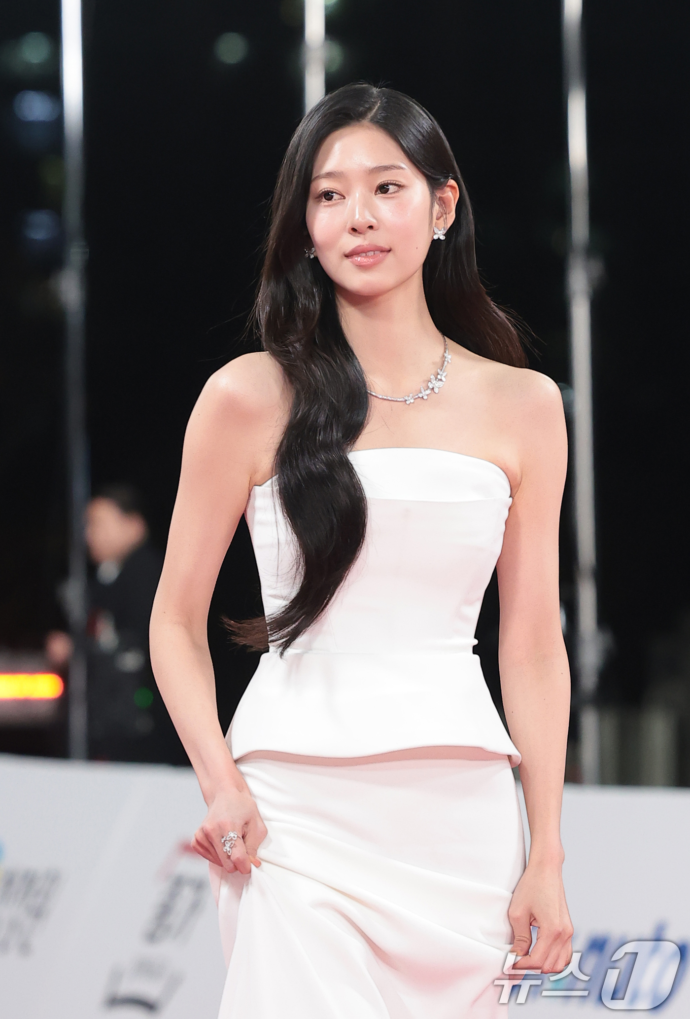 (서울=뉴스1) 권현진 기자 = 배우 김민주가 19일 오후 서울 영등포구 KBS홀에서 열린 제46회 청룡영화상 시상식에 참석해 레드카펫을 밟고 있다. 2025.11.19/뉴스1