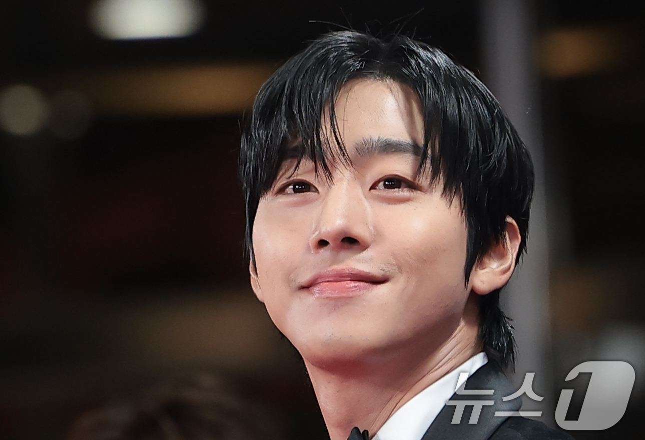 (서울=뉴스1) 권현진 기자 = 배우 안효섭이 19일 오후 서울 영등포구 KBS홀에서 열린 제46회 청룡영화상 시상식에 참석해 레드카펫을 밟고 있다. 2025.11.19/뉴스1