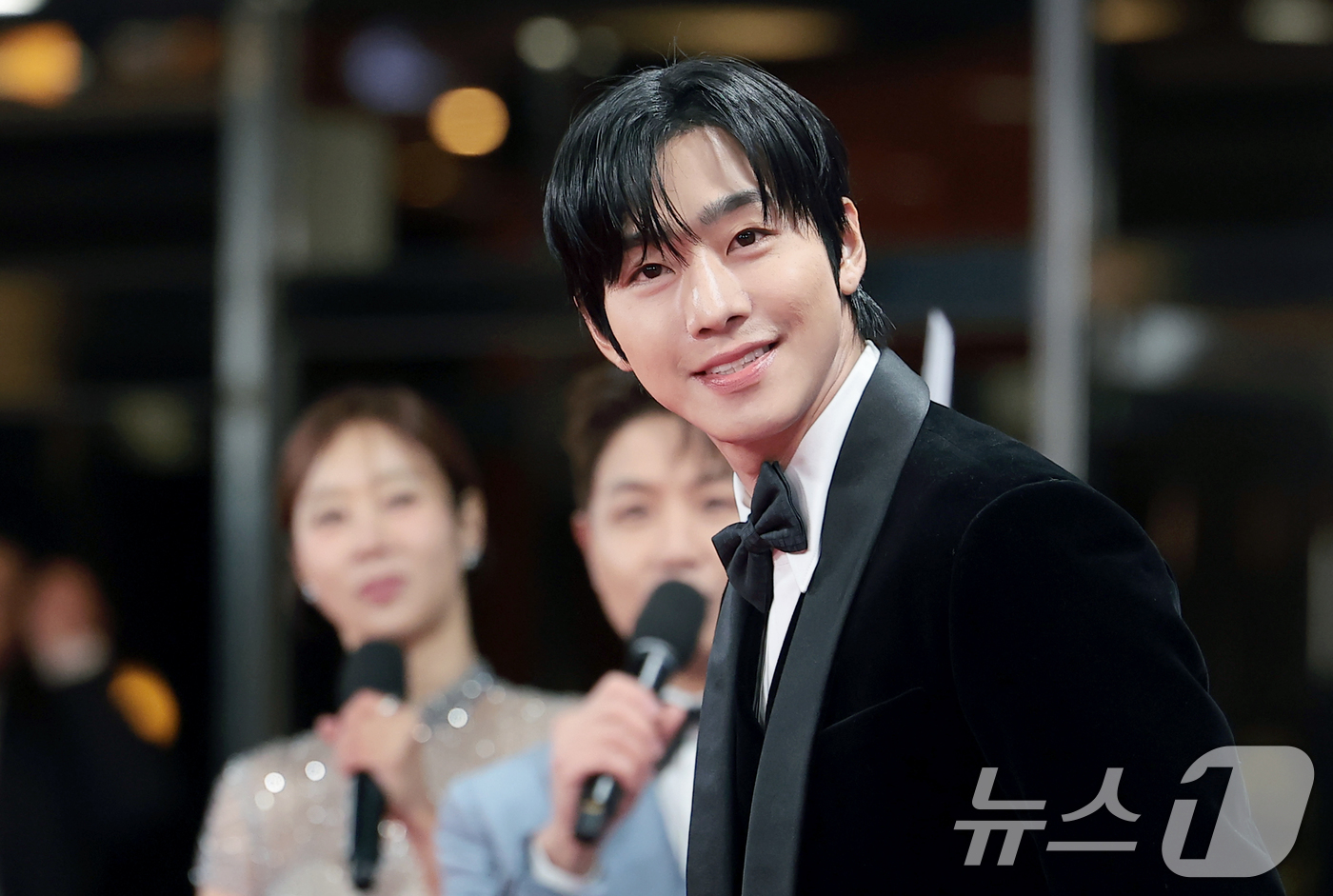 (서울=뉴스1) 권현진 기자 = 배우 안효섭이 19일 오후 서울 영등포구 KBS홀에서 열린 제46회 청룡영화상 시상식에 참석해 인사를 하고 있다. 2025.11.19/뉴스1