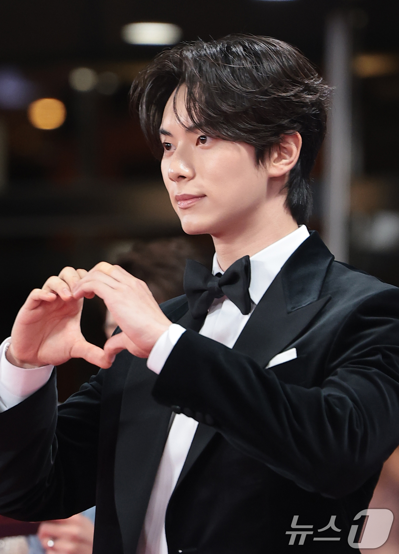 (서울=뉴스1) 권현진 기자 = 배우 이채민이 19일 오후 서울 영등포구 KBS홀에서 열린 제46회 청룡영화상 시상식 레드카펫 행사에 참석해 하트 포즈를 취하고 있다. 2025.1 …