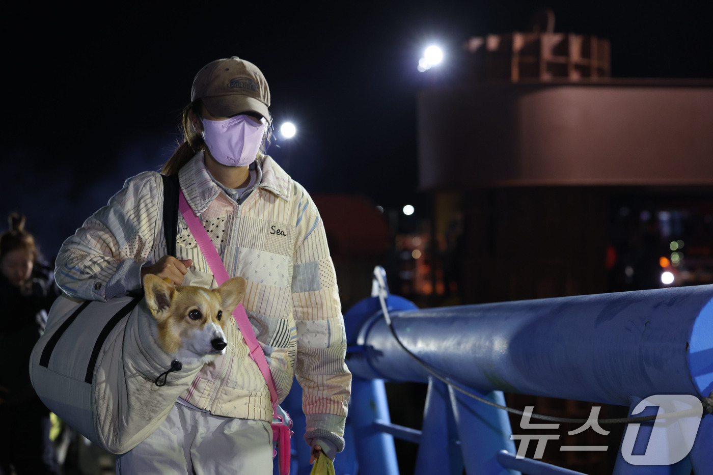 (목포=뉴스1) 박지현 기자 = 전남 신안 해상에서 좌초된 여객선 퀸제누비아2호 탑승객들 19일 밤 전남 목포해양경찰서 전용 부두로 도착하고 있다.이날 오후 8시 16분쯤 전남 신 …