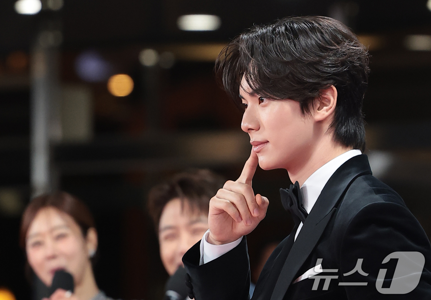 (서울=뉴스1) 권현진 기자 = 배우 이채민이 19일 오후 서울 영등포구 KBS홀에서 열린 제46회 청룡영화상 시상식 레드카펫 행사에 참석해 하트 포즈를 취하고 있다. 2025.1 …