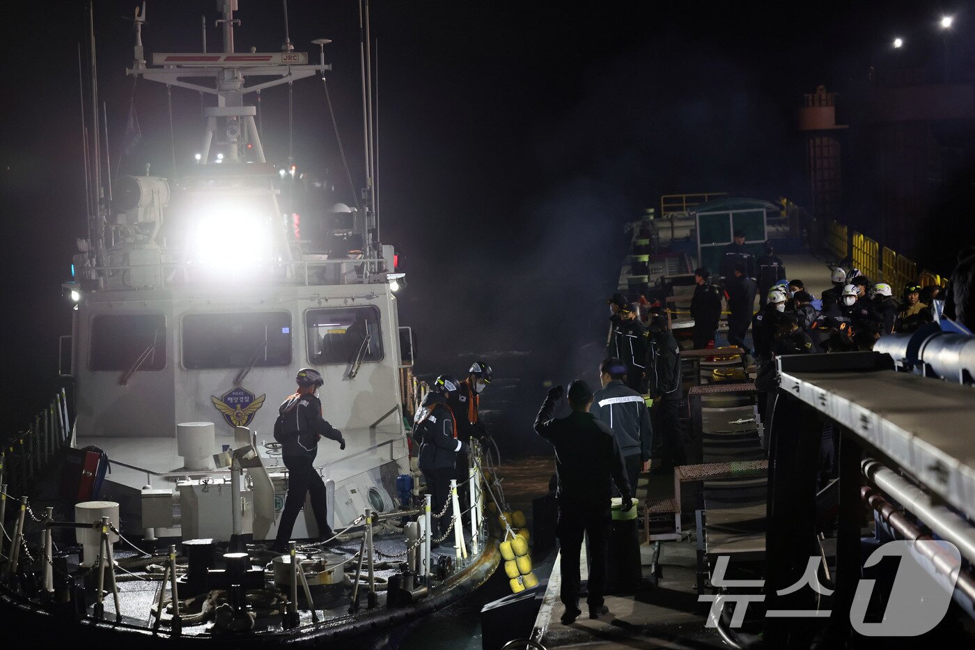 본문 이미지 - 19일 오후 8시 16분쯤 전남 신안군 장산면 족도에 260여명이 탑승한 여객선이 좌초된 후 구조된 탑승객들이 육지로 이동하고 있다. 2025.11.19/뉴스1 ⓒ News1 박지현 기자