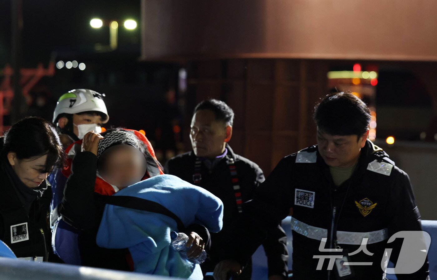 본문 이미지 - 19일 오후 8시 16분쯤 전남 신안군 장산면 족도에 260여명이 탑승한 여객선이 좌초된 후 구조된 탑승객들이 육지로 이동하고 있다. 2025.11.19/뉴스1 ⓒ News1 박지현 기자