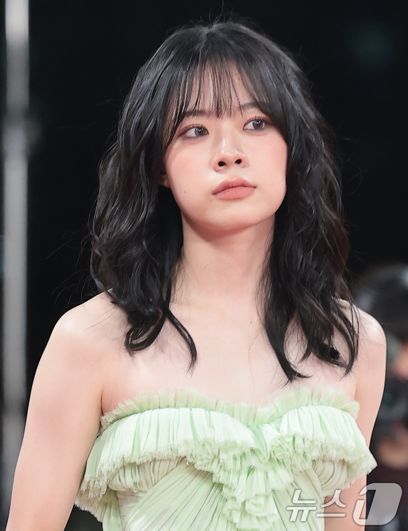 본문 이미지 - 배우 이재인이 19일 오후 서울 영등포구 KBS홀에서 열린 제46회 청룡영화상 시상식에 참석해 레드카펫을 밟고 있다. ⓒ News1 권현진 기자