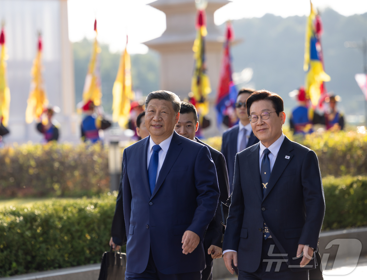 (서울=뉴스1) 이재명 기자 = 이재명 대통령과 시진핑 중국 국가주석이 1일 경북 경주시 경주박물관에서 함께 발걸음을 옮기고 있다. (대통령실 제공. 재판매 및 DB 금지) 202 …