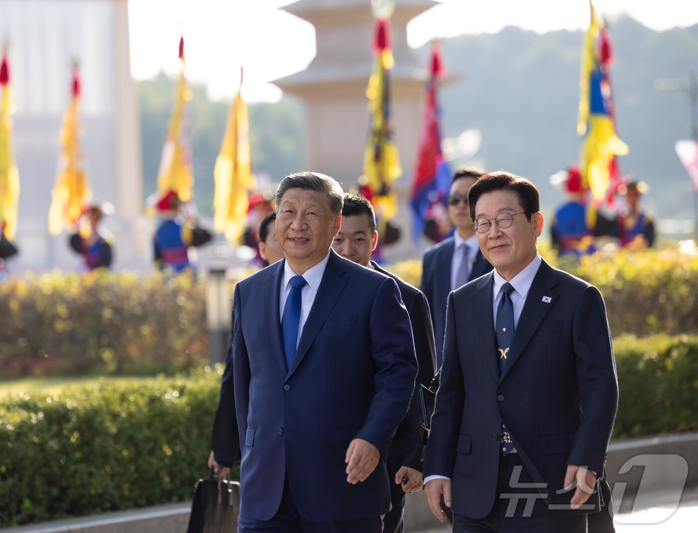 본문 이미지 - 이재명 대통령과 시진핑 중국 국가주석이 지난해 11월 경주 APEC 정상회의 계기 정상회담을 가진 경북 경주시 경주박물관에서 함께 발걸음을 옮기고 있다. (대통령실 제공. 재판매 및 DB 금지) 2025.11.2/뉴스1 ⓒ News1 이재명 기자