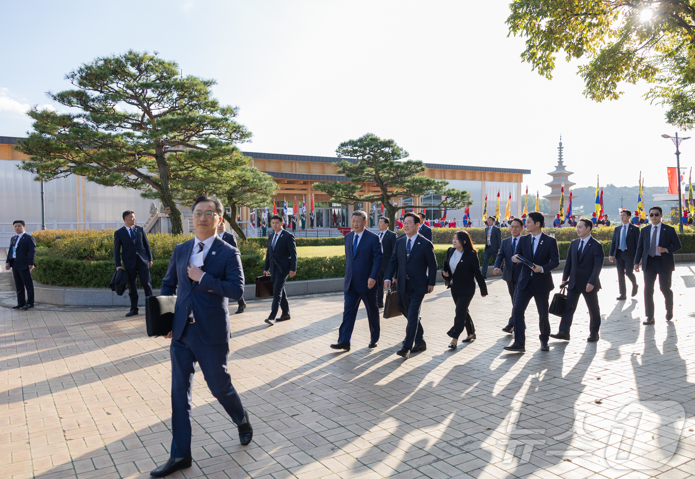 (서울=뉴스1) 이재명 기자 = 이재명 대통령과 시진핑 중국 국가주석이 1일 경북 경주시 경주박물관에서 함께 발걸음을 옮기고 있다. (대통령실 제공. 재판매 및 DB 금지) 202 …