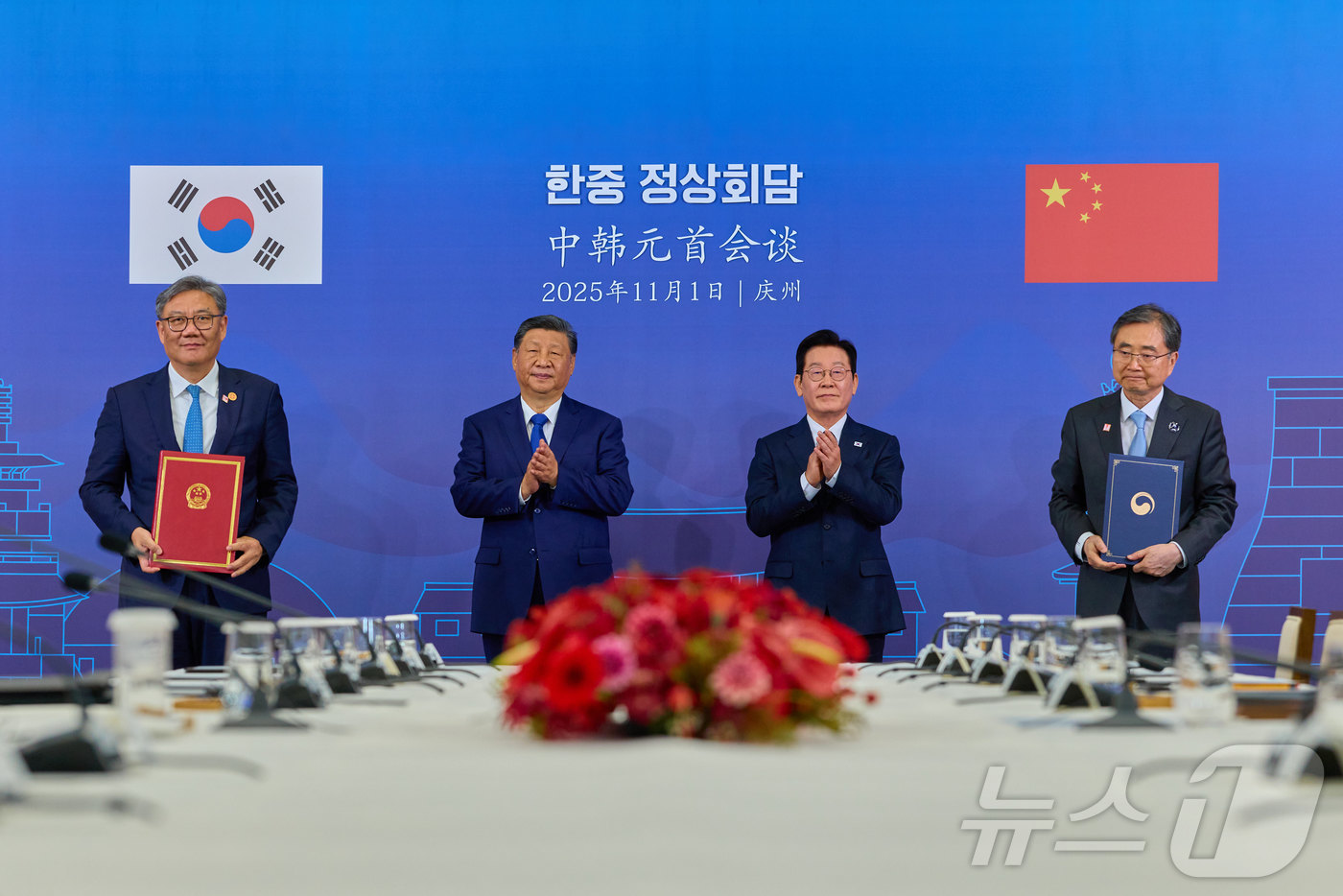 (서울=뉴스1) 이재명 기자 = 조현 외교부 장관과 왕원타오 중국 상무부장이 1일 경북 경주박물관에서 이재명 대통령과 시진핑 중국 국가주석이 참석한 가운데 '2026-2030 경제 …