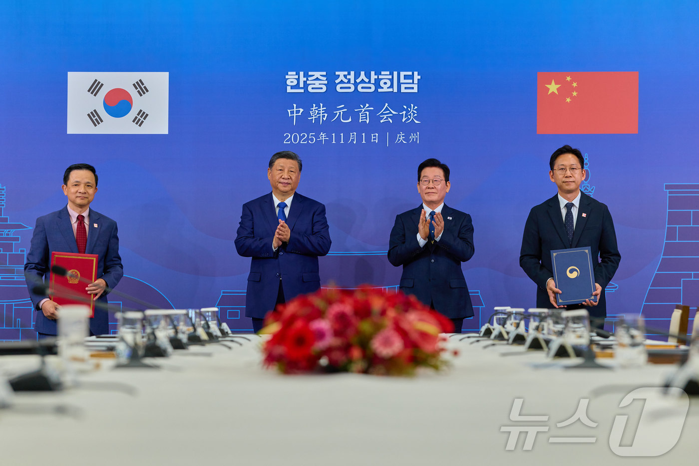 (서울=뉴스1) 이재명 기자 = 배경훈 과학기술정보통신부 장관과 다이빙 주한중국 대사가 1일 경북 경주박물관에서 이재명 대통령과 시진핑 중국 국가주석이 참석한 가운데 '혁신창업 파 …