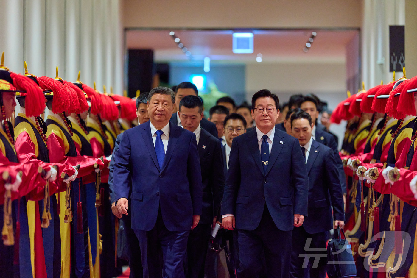 (서울=뉴스1) 이재명 기자 = 이재명 대통령과 시진핑 중국 국가주석이 1일 경북 경주시 소노캄 그랜드볼룸에서 열린 한중 국빈만찬에 참석하고 있다. (대통령실 제공. 재판매 및 D …