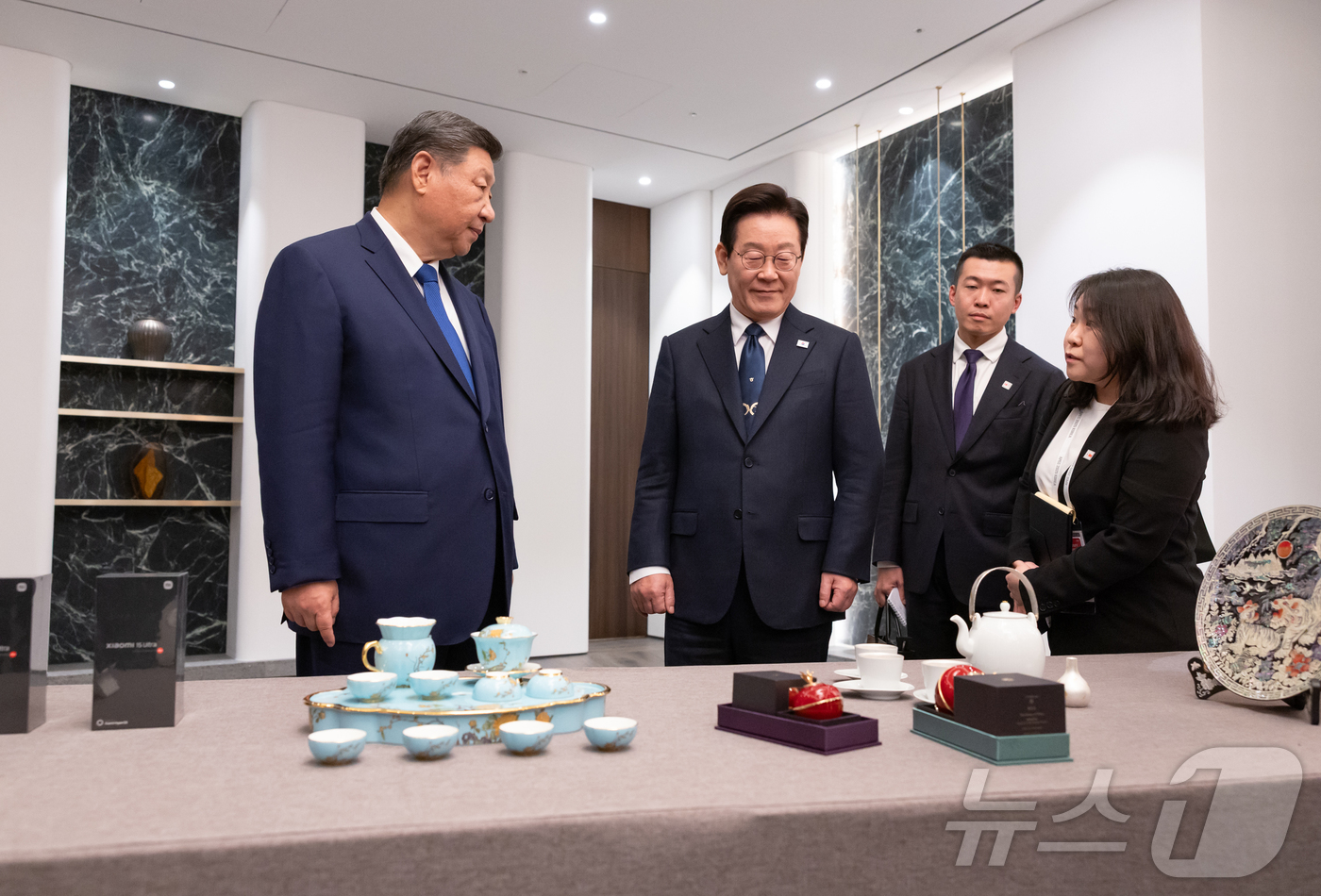 (서울=뉴스1) 이재명 기자 = 이재명 대통령과 시진핑 중국 국가주석이 1일 경북 경주시 소노캄 그랜드볼룸에서 한중 국빈만찬에 앞서 선물을 교환하고 있다. (대통령실 제공. 재판매 …