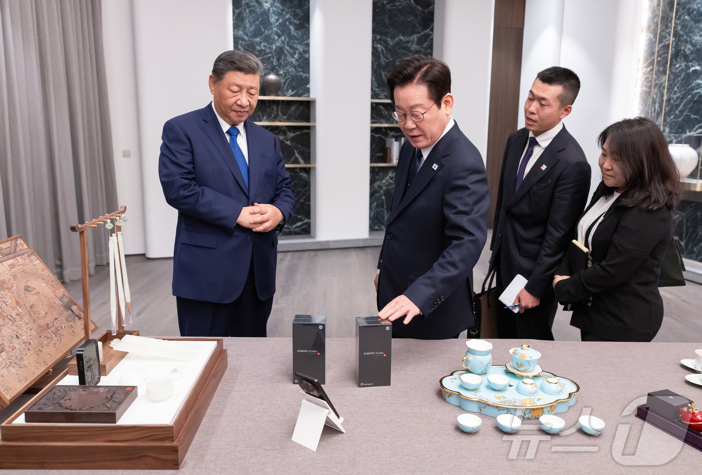 (서울=뉴스1) 이재명 기자 = 이재명 대통령과 시진핑 중국 국가주석이 1일 경북 경주시 소노캄 그랜드볼룸에서 한중 국빈만찬에 앞서 선물을 교환하고 있다. (대통령실 제공. 재판매 …