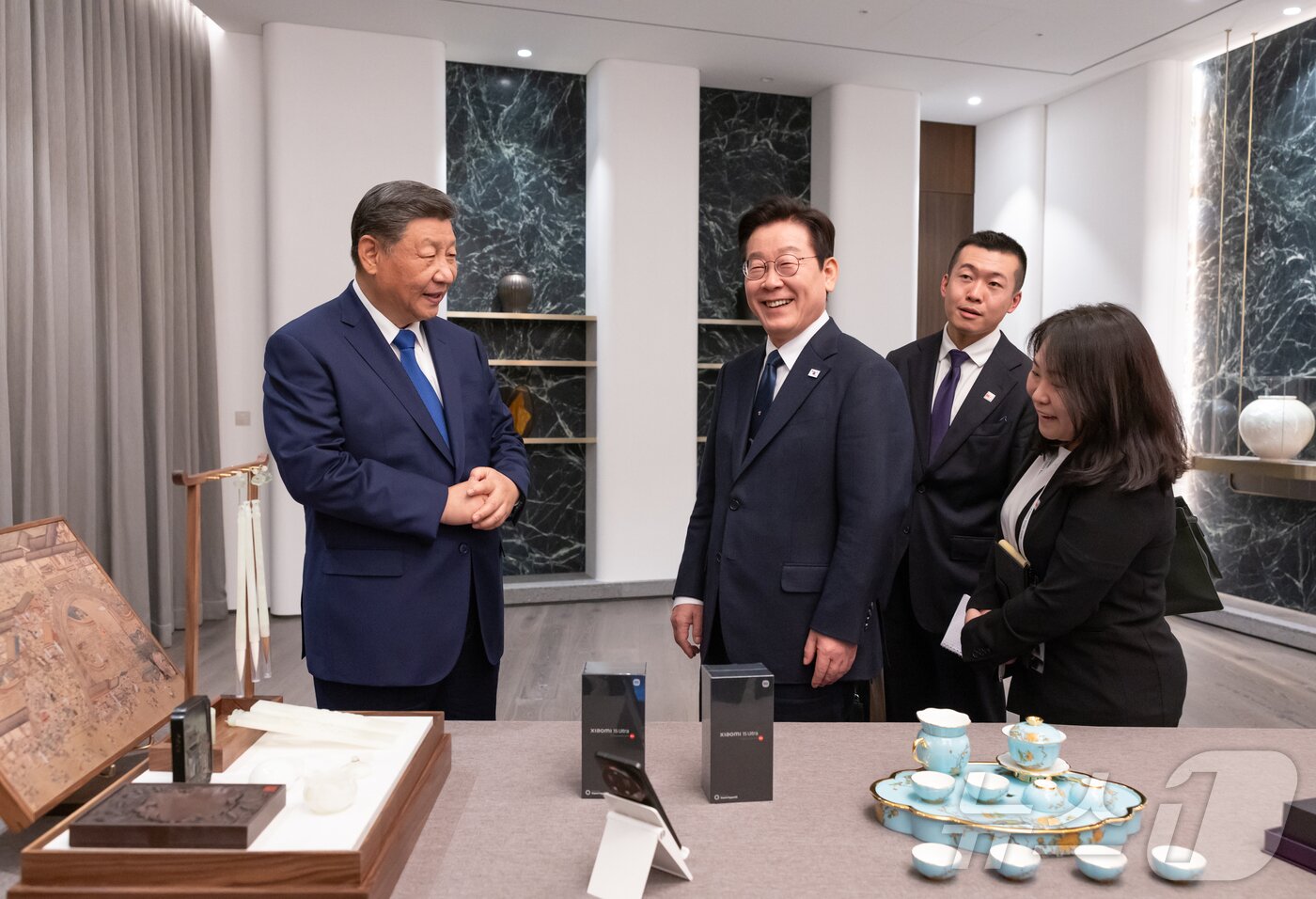 본문 이미지 - 이재명 대통령과 시진핑 중국 국가주석이 1일 경북 경주시 소노캄 그랜드볼룸에서 한중 국빈만찬에 앞서 선물을 교환하고 있다. &#40;대통령실 제공. 재판매 및 DB 금지&#41; 2025.11.2/뉴스1 ⓒ News1 이재명 기자