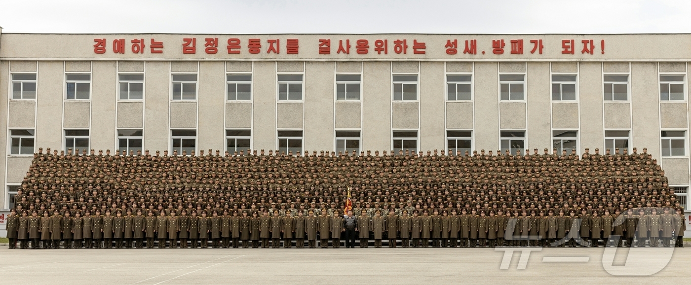 (평양 노동신문=뉴스1) = 노동당 기관지 노동신문은 2일 "조선노동당 총비서이시며 조선민주주의인민공화국 국무위원장이신 경애하는 김정은 동지께서 11월 1일 조선인민군 제11군단 …