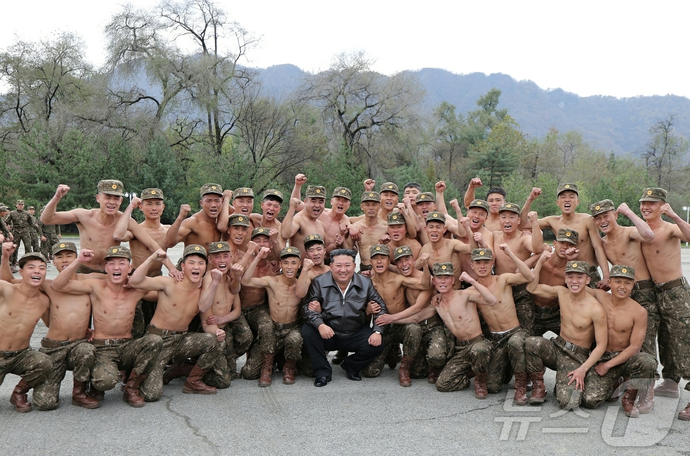 (평양 노동신문=뉴스1) = 노동당 기관지 노동신문은 2일 "조선노동당 총비서이시며 조선민주주의인민공화국 국무위원장이신 경애하는 김정은 동지께서 11월 1일 조선인민군 제11군단 …