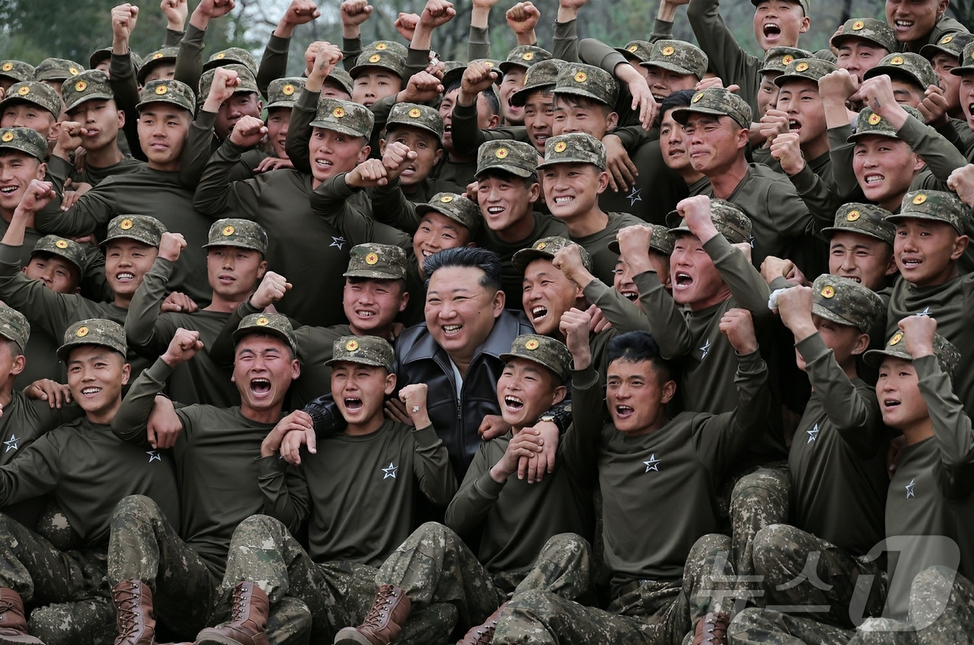 (평양 노동신문=뉴스1) = 노동당 기관지 노동신문은 2일 "조선노동당 총비서이시며 조선민주주의인민공화국 국무위원장이신 경애하는 김정은 동지께서 11월 1일 조선인민군 제11군단 …