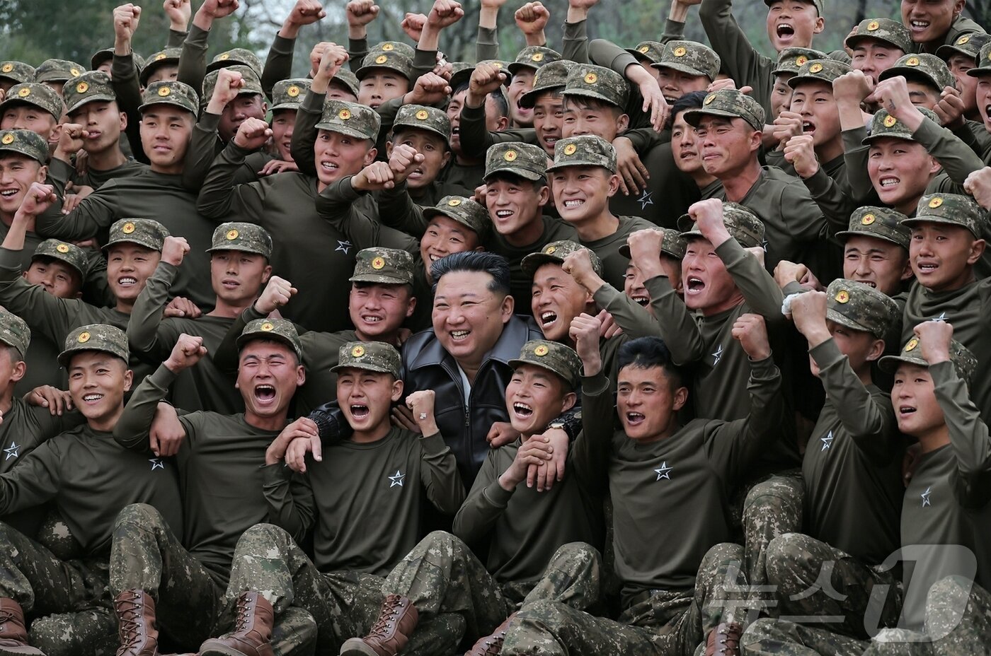 본문 이미지 - &#40;평양 노동신문=뉴스1&#41; = 노동당 기관지 노동신문은 2일 &#34;조선노동당 총비서이시며 조선민주주의인민공화국 국무위원장이신 경애하는 김정은 동지께서 11월 1일 조선인민군 제11군단 지휘부를 방문하시었다&#34;라고 보도했다. [국내에서만 사용가능. 재배포 금지. DB 금지. For Use Only in the Republic of Korea. Redistribution Prohibited] rodongphoto@news1.kr