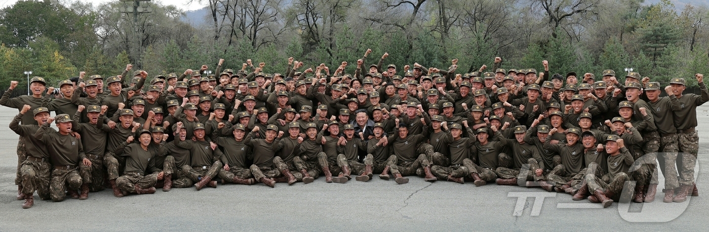 (평양 노동신문=뉴스1) = 노동당 기관지 노동신문은 2일 "조선노동당 총비서이시며 조선민주주의인민공화국 국무위원장이신 경애하는 김정은 동지께서 11월 1일 조선인민군 제11군단 …