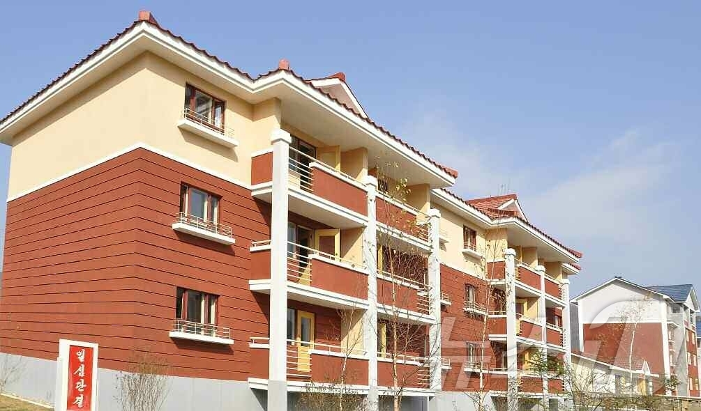 (평양 노동신문=뉴스1) = 노동당 기관지 노동신문은 2일 "당의 웅대한 농촌혁명 강령의 자랑찬 실체들이 도처에 솟아나 인민의 기쁨을 더해주는 가운데 김형직군 대응리, 라죽리, 무 …