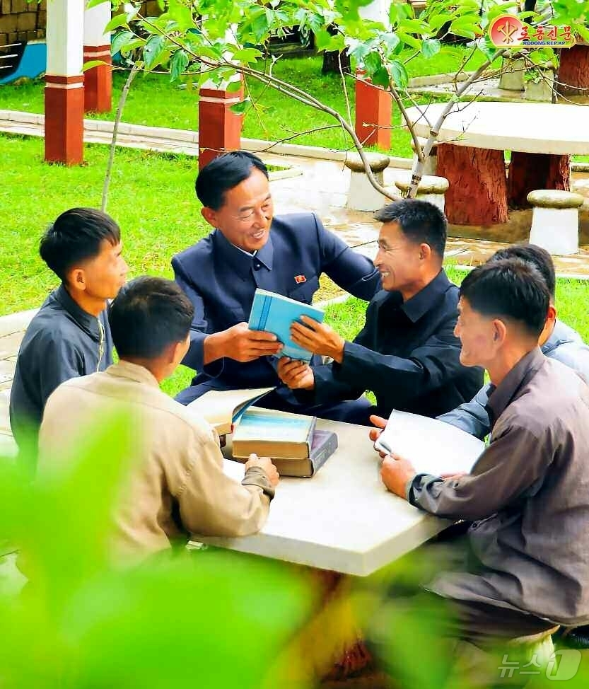 (평양 노동신문=뉴스1) = 노동당 기관지 노동신문은 2일 "은파군 관개관리소 부문 당 일군(일꾼)이 종업원들에게 과학기술도서를 넘겨주며 정치사업을 진행하고 있다"라고 보도했다. …