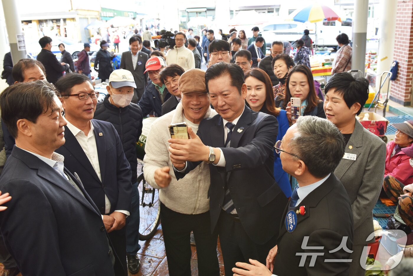 본문 이미지 - 정청래 더불어민주당 대표가 2일 호남 최대 재래시장인 순천 아랫장을 방문해 지지자들과 사진을 찍고있다. 2025.11.2/뉴스1 ⓒ News1 김성준 기자