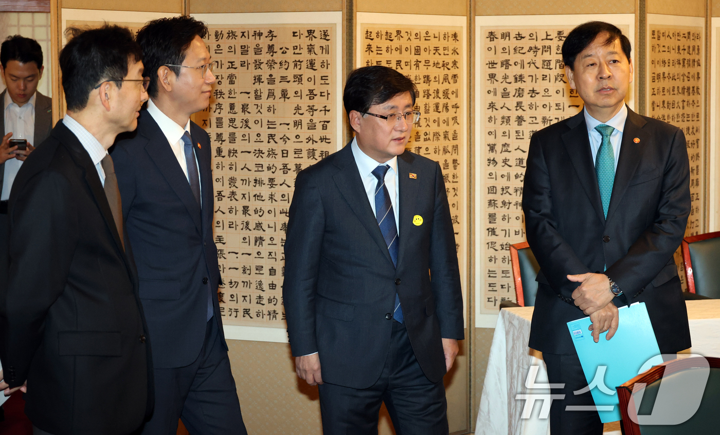 (서울=뉴스1) 황기선 기자 = 윤창렬 국무조정실장(왼쪽부터)과 배경훈 과학기술정보통신부 장관, 김성환 기후에너지환경부 장관, 구윤철 경제부총리 겸 기획재정부 장관이 2일 서울 종 …