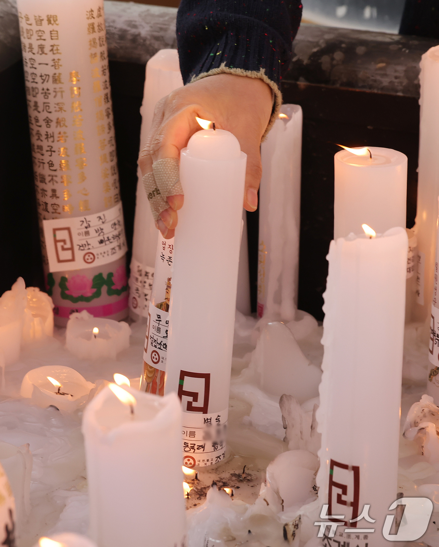 (서울=뉴스1) 장수영 기자 = 2026학년도 대학수학능력시험을 앞둔 2일 서울 종로구 조계사를 찾은 수험생 학부모가 대학 합격 소원을 담은 초가 놓고 있다. 2025.11.2/뉴 …