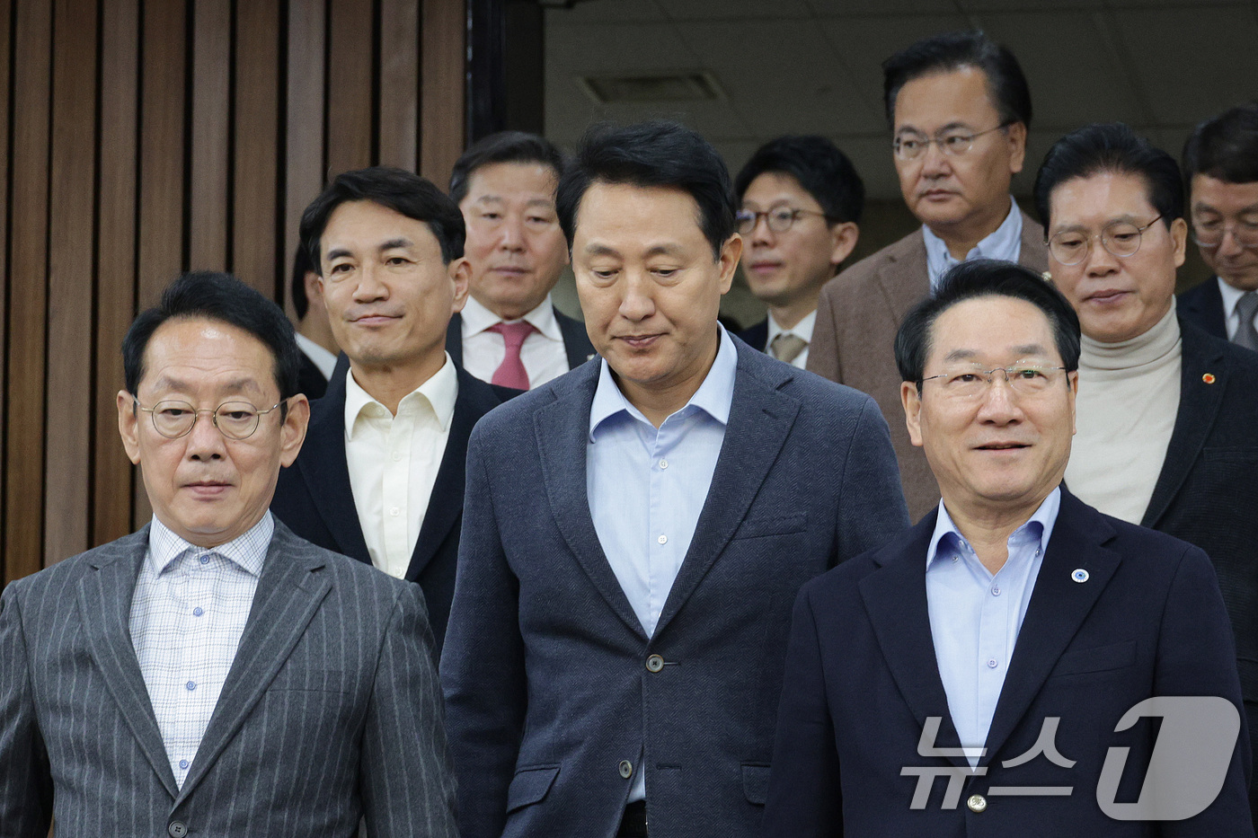 (서울=뉴스1) 신웅수 기자 = 오세훈 서울시장과 유정복 인천시장, 김진태 경기도지사가 2일 서울 여의도 국회에서 열린 국민의힘-서울·인천·경기·강원 예산정책협의회에 참석하고 있다 …