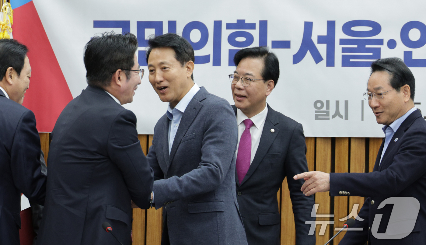 (서울=뉴스1) 신웅수 기자 = 오세훈 서울시장과 유정복 인천시장이 2일 서울 여의도 국회에서 열린 국민의힘-서울·인천·경기·강원 예산정책협의회에서 참석자들과 인사하고 있다. 20 …
