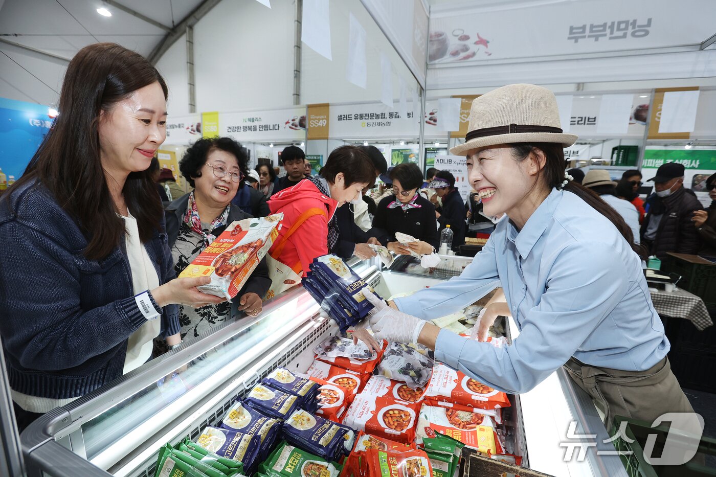 본문 이미지 - 전주월드컵경기장 일원에서 열린 &#39;제23회 전주국제발효식품엑스포&#39; 현장.&#40;전북바이오진흥원 제공. 재판매 및 DB 금지&#41;