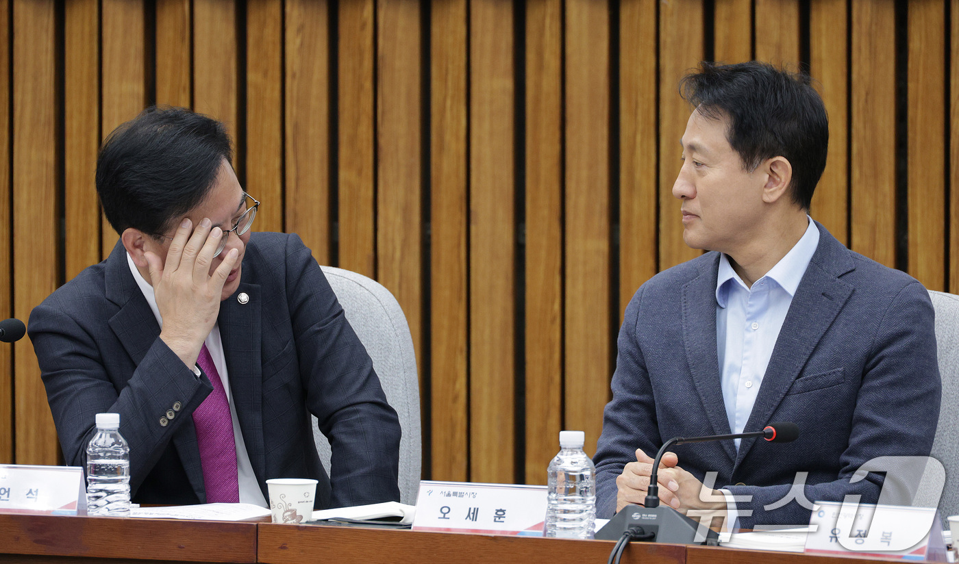 (서울=뉴스1) 신웅수 기자 = 송언석 국민의힘 원내대표와 오세훈 서울시장이 2일 서울 여의도 국회에서 열린 국민의힘-서울·인천·경기·강원 예산정책협의회에서 대화하고 있다. 202 …