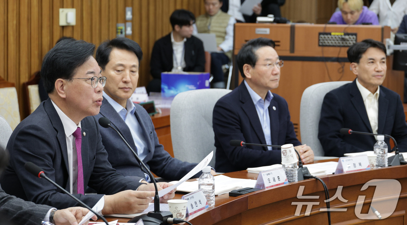 (서울=뉴스1) 신웅수 기자 = 송언석 원내대표가 2일 서울 여의도 국회에서 열린 국민의힘-서울·인천·경기·강원 예산정책협의회에서 발언하고 있다.왼쪽부터 송 원내대표, 오세훈 서울 …