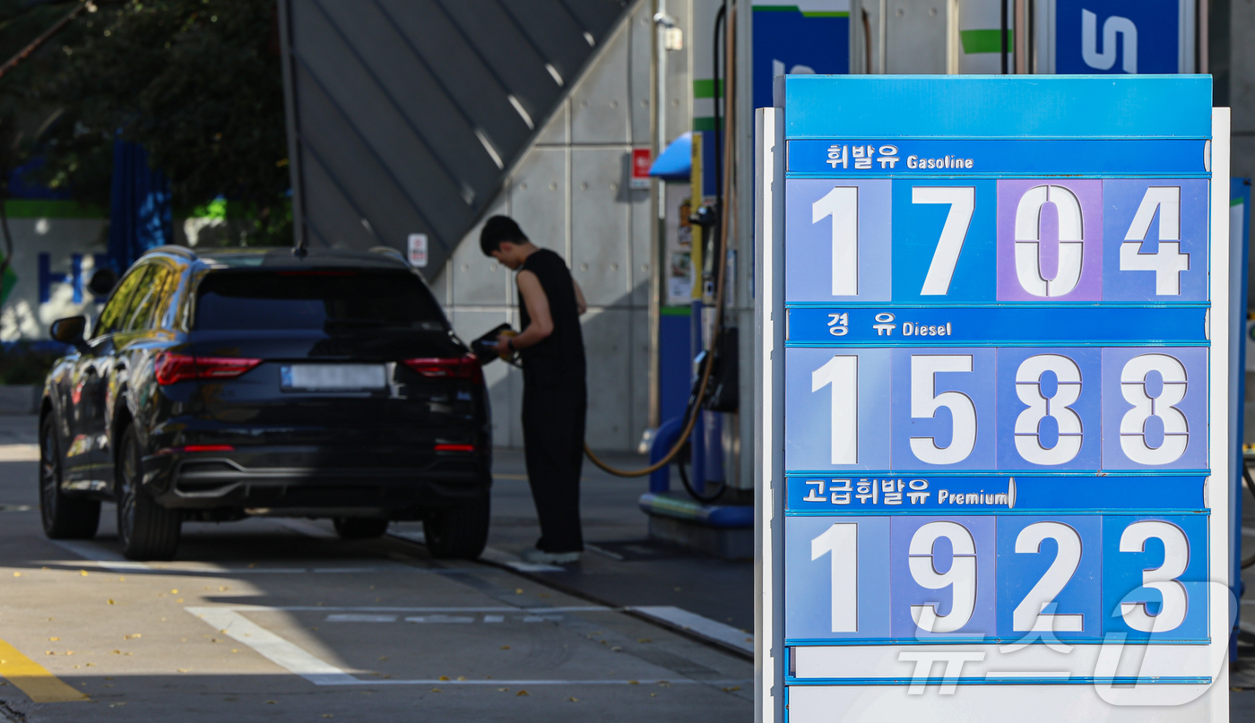 (서울=뉴스1) 김도우 기자 = 2일 서울 시내 한 주유소에 유가정보가 게시돼 있다.국내 주유소 휘발유의 주간 평균 가격이 3주 만에 상승 전환했다. 한국석유공사 유가정보시스템 오 …