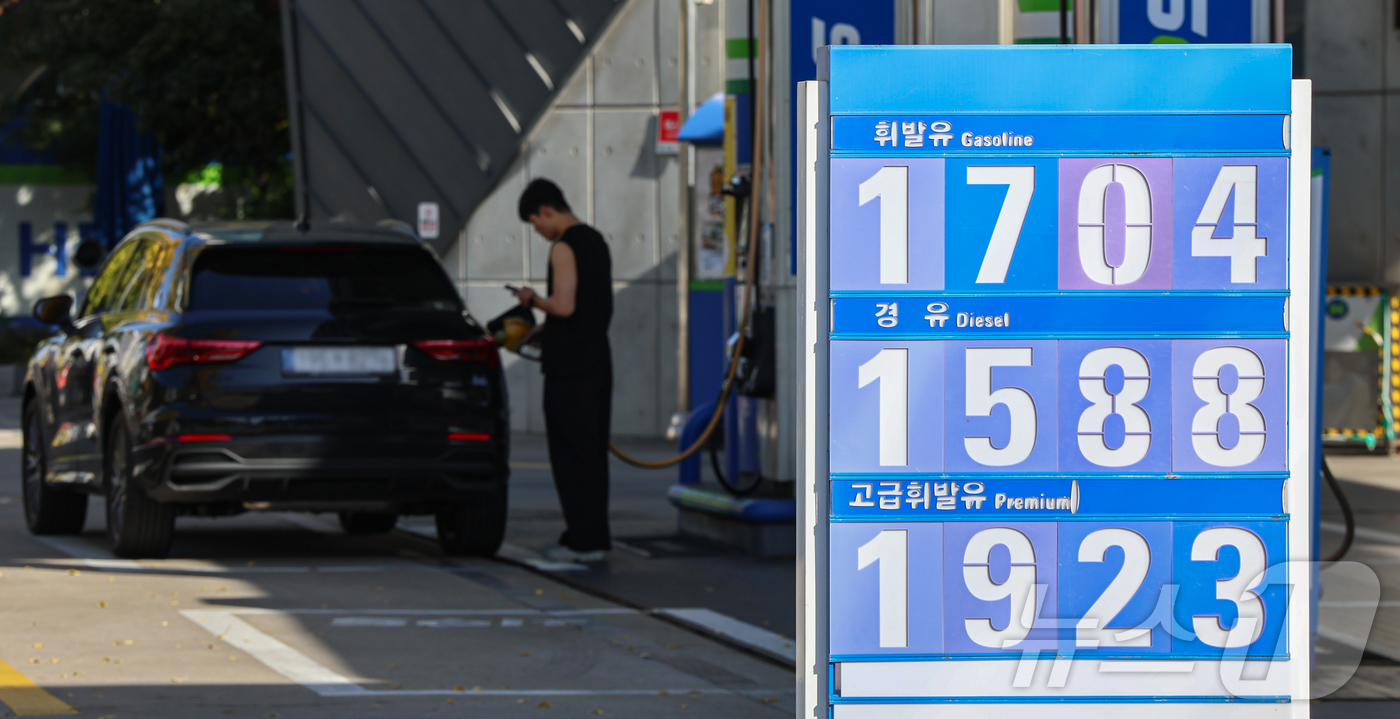 (서울=뉴스1) 김도우 기자 = 2일 서울 시내 한 주유소에 유가정보가 게시돼 있다.국내 주유소 휘발유의 주간 평균 가격이 3주 만에 상승 전환했다. 한국석유공사 유가정보시스템 오 …