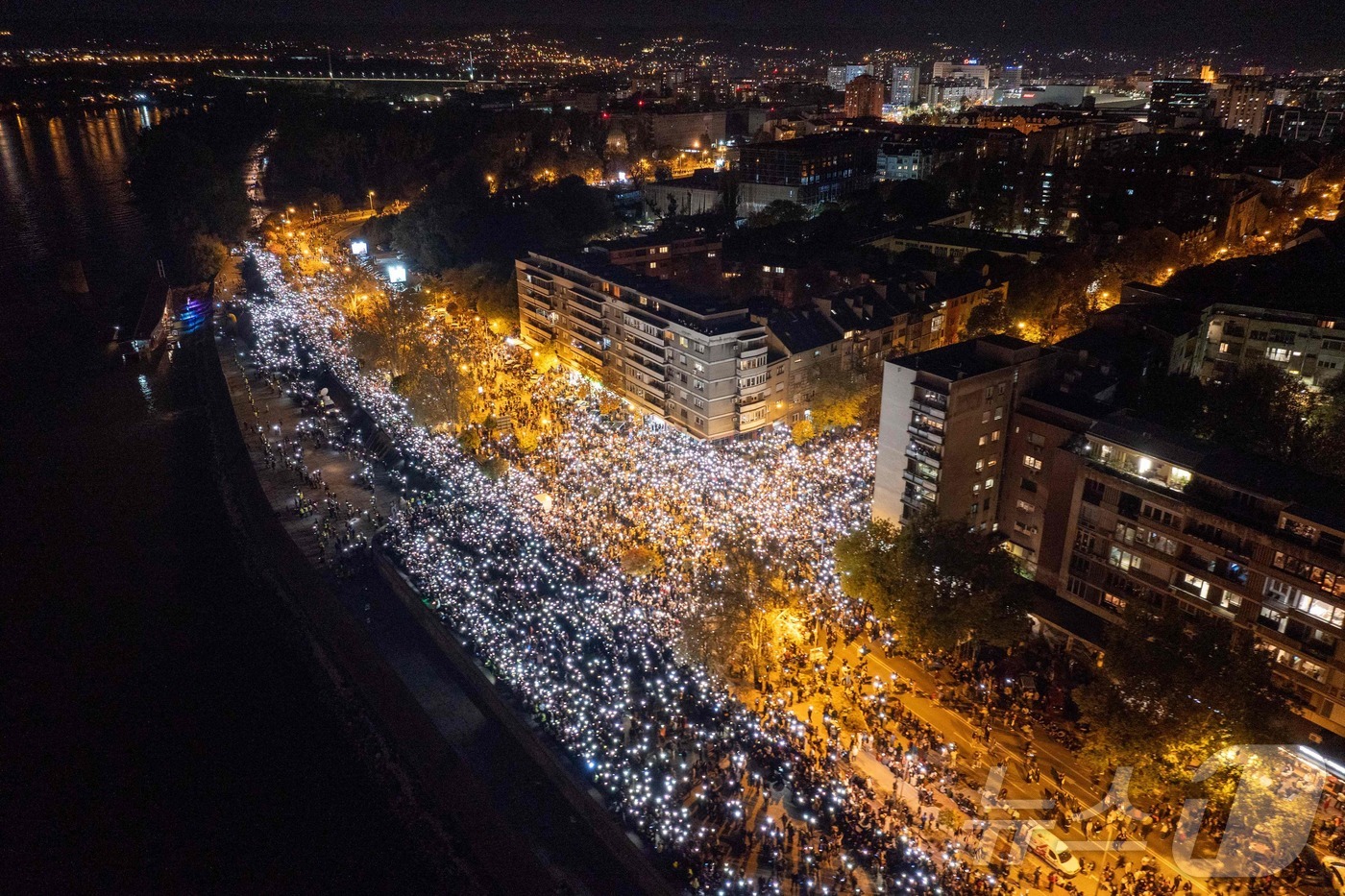 (노비사드 AFP=뉴스1) 김경민 기자 = 세르비아 노비사드역 지붕 붕괴 참사 1주기인 1일(현지시간) 시위대가 16분 간 묵념하며 희생자들을 기리고 있다. 2025.11.1ⓒ A …