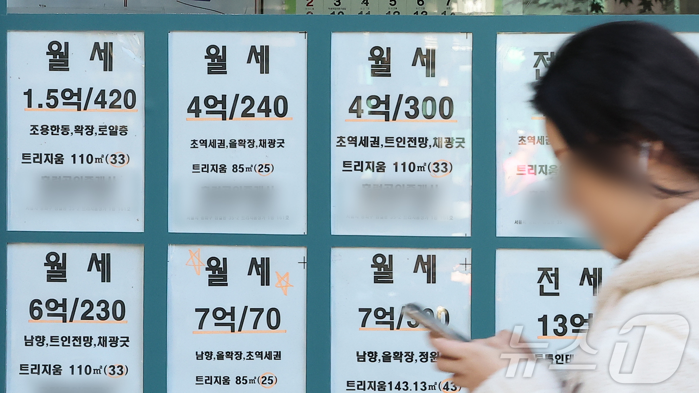 (서울=뉴스1) 김진환 기자 = 지난달 전국 전월세 거래 가운데 65%를 월세가 차지하며 '전세의 월세화' 현상이 심화한 것으로 나타났다.국토교통부가 발표한 9월 주택통계를 보면 …