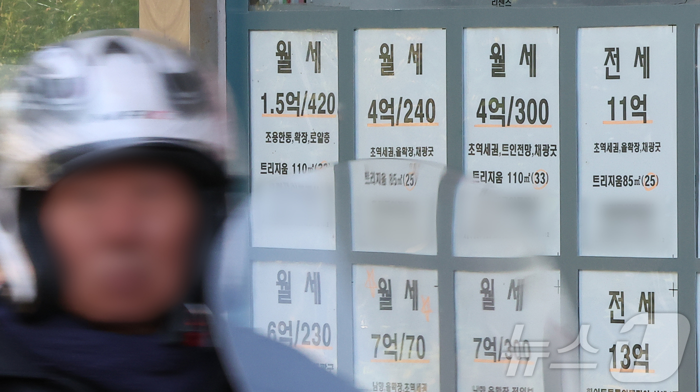 (서울=뉴스1) 김진환 기자 = 지난달 전국 전월세 거래 가운데 65%를 월세가 차지하며 '전세의 월세화' 현상이 심화한 것으로 나타났다.국토교통부가 발표한 9월 주택통계를 보면 …