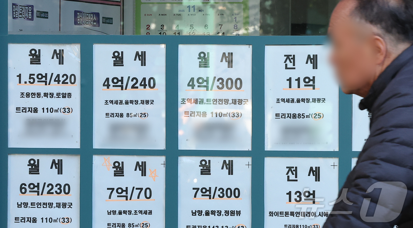 (서울=뉴스1) 김진환 기자 = 지난달 전국 전월세 거래 가운데 65%를 월세가 차지하며 '전세의 월세화' 현상이 심화한 것으로 나타났다.국토교통부가 발표한 9월 주택통계를 보면 …