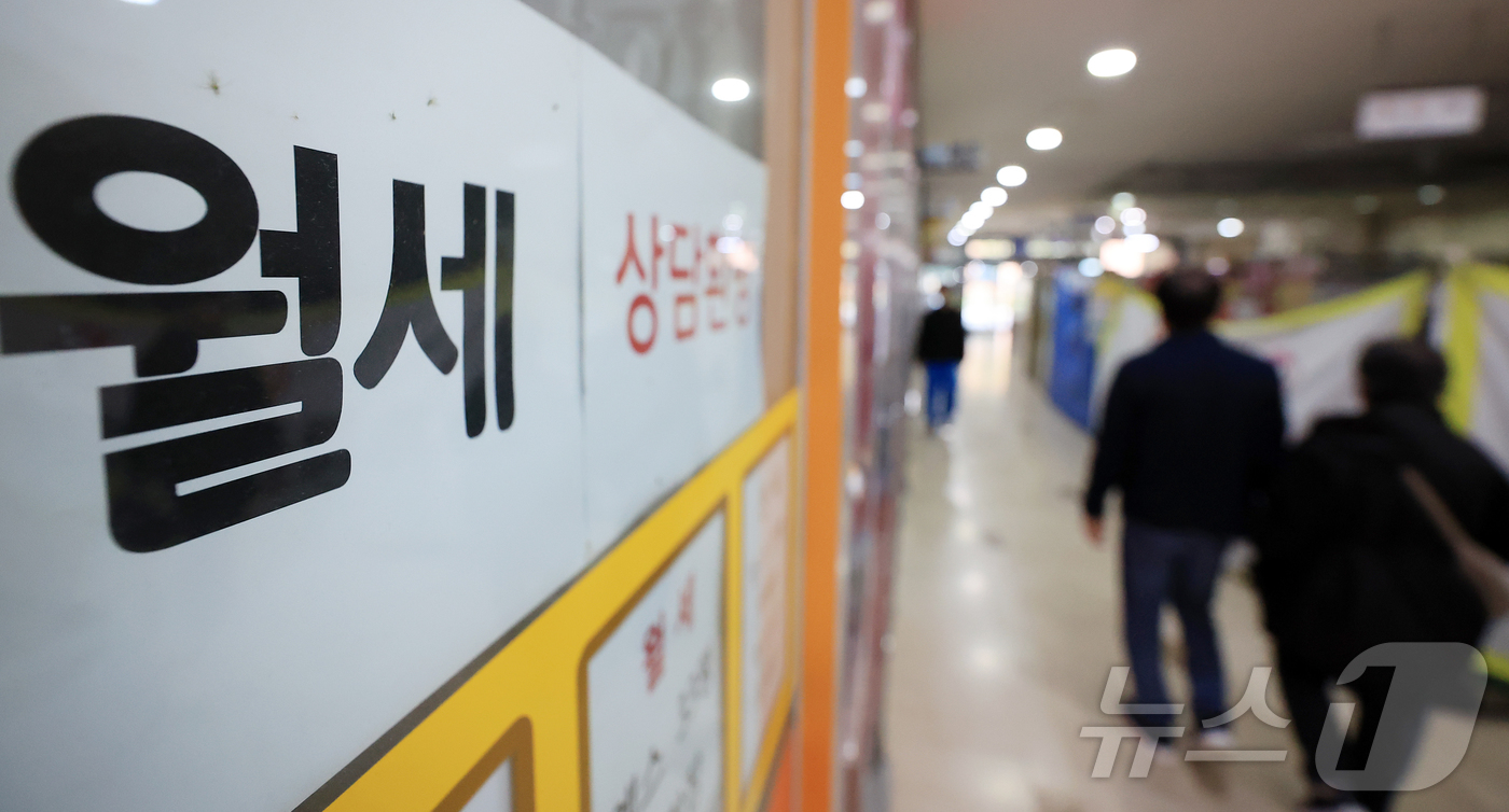 (서울=뉴스1) 김진환 기자 = 지난달 전국 전월세 거래 가운데 65%를 월세가 차지하며 '전세의 월세화' 현상이 심화한 것으로 나타났다.국토교통부가 발표한 9월 주택통계를 보면 …