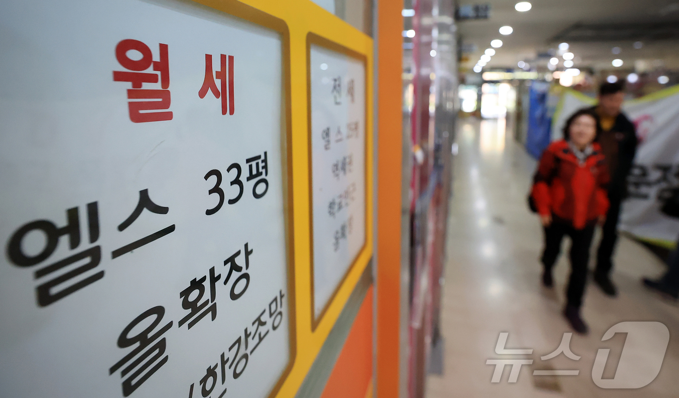 (서울=뉴스1) 김진환 기자 = 지난달 전국 전월세 거래 가운데 65%를 월세가 차지하며 '전세의 월세화' 현상이 심화한 것으로 나타났다.국토교통부가 발표한 9월 주택통계를 보면 …