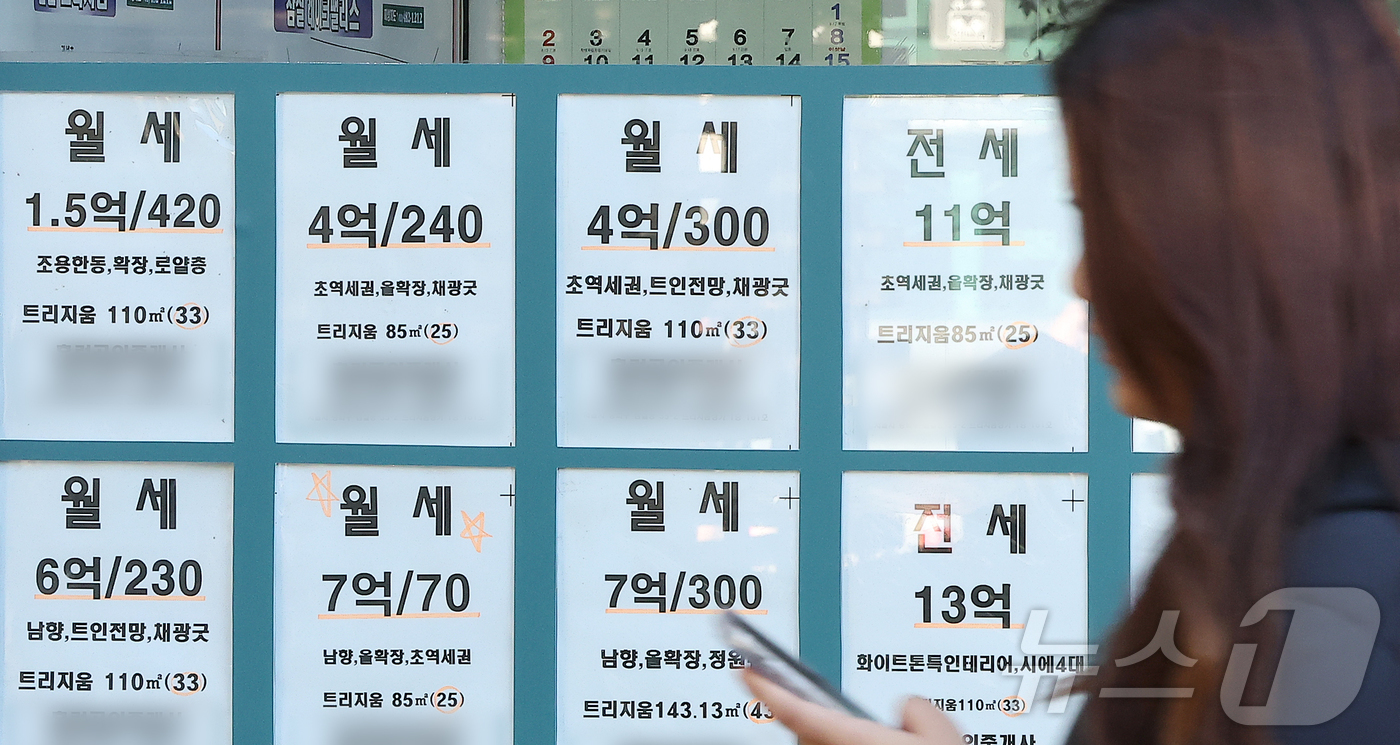 (서울=뉴스1) 김진환 기자 = 지난달 전국 전월세 거래 가운데 65%를 월세가 차지하며 '전세의 월세화' 현상이 심화한 것으로 나타났다.국토교통부가 발표한 9월 주택통계를 보면 …