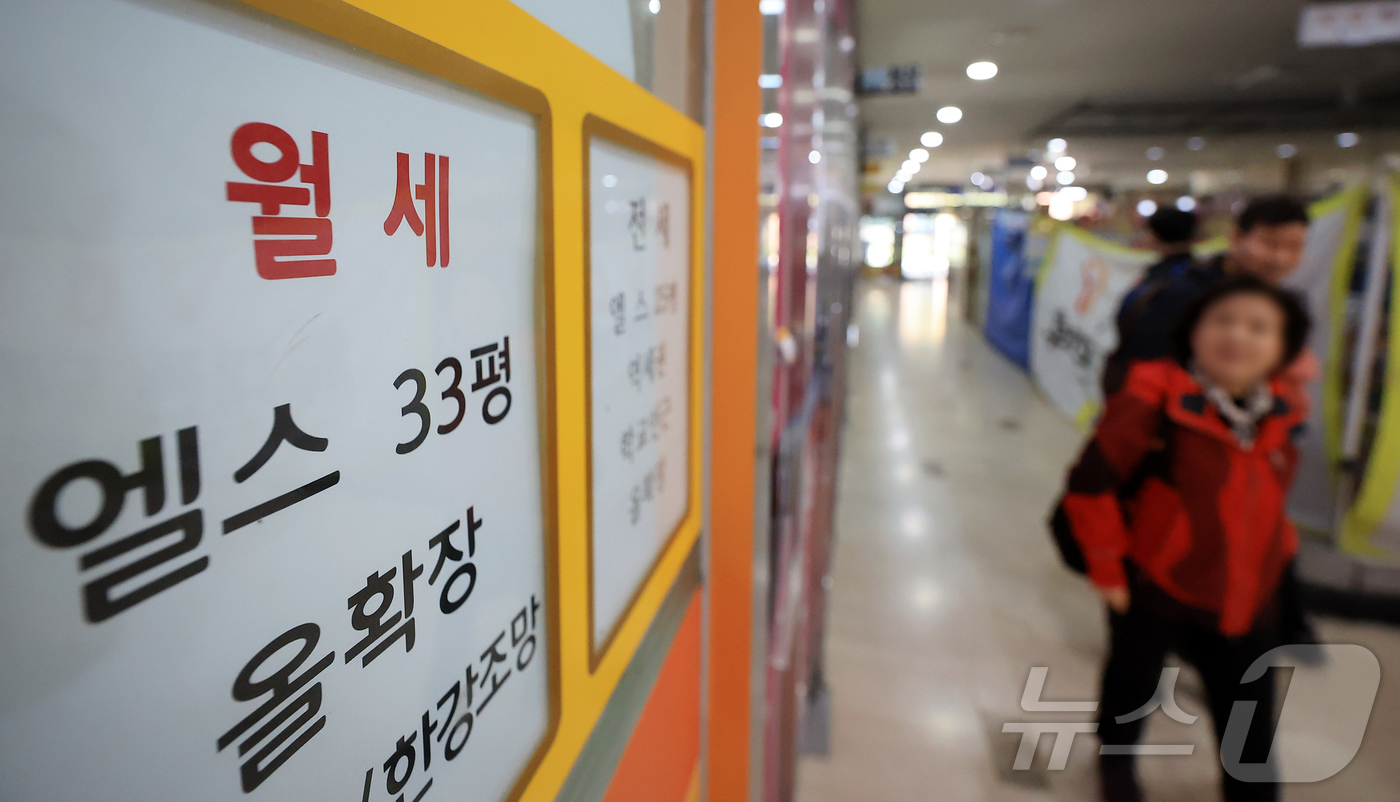 (서울=뉴스1) 김진환 기자 = 지난달 전국 전월세 거래 가운데 65%를 월세가 차지하며 '전세의 월세화' 현상이 심화한 것으로 나타났다.국토교통부가 발표한 9월 주택통계를 보면 …