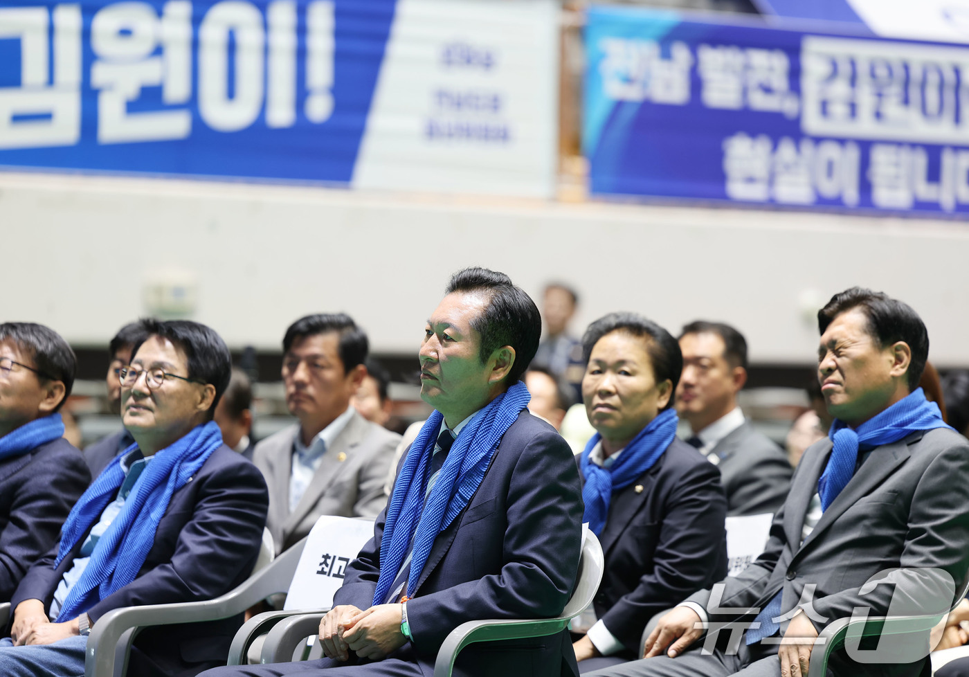 (나주=뉴스1) 박지현 기자 = 정청래 더불어민주당 대표가 2일 전남 나주종합스포츠파크에서 열린 전라남도당 제2차 임시당원대회에 참석해 기념사를 경청하고 있다.  2025.11.2 …