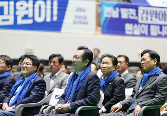 경청하는 정청래 대표